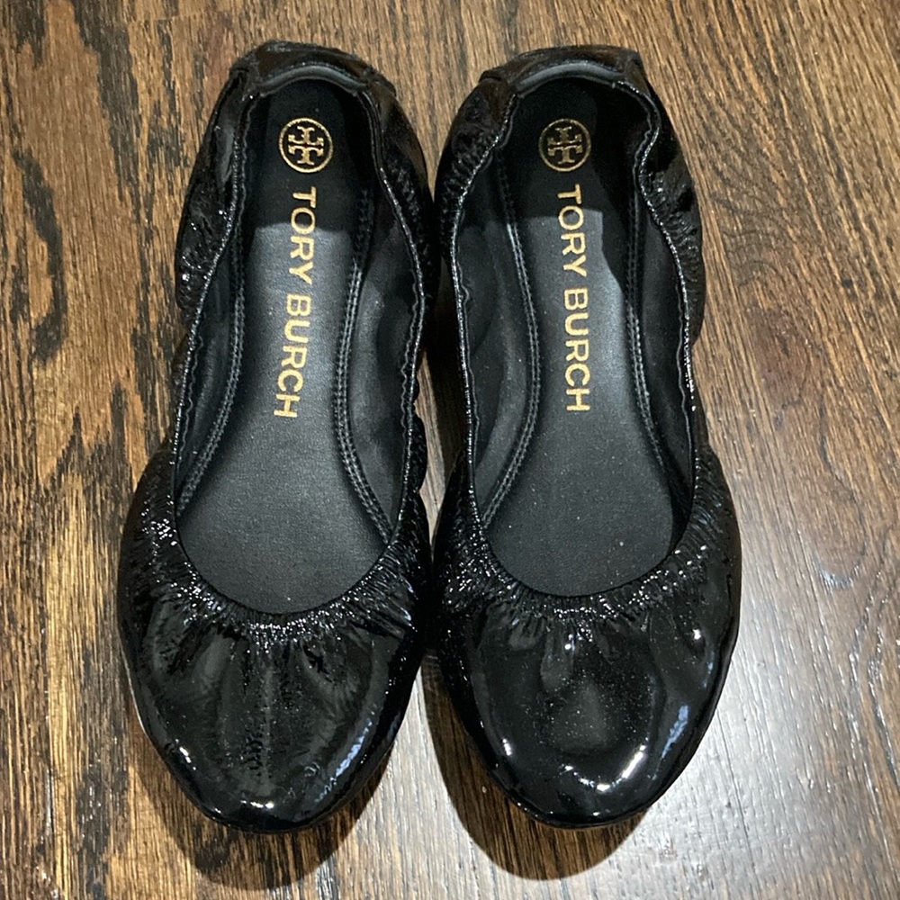 Tory Burch black Patent ballet flats, worn a few times size 7, but fits like a 6